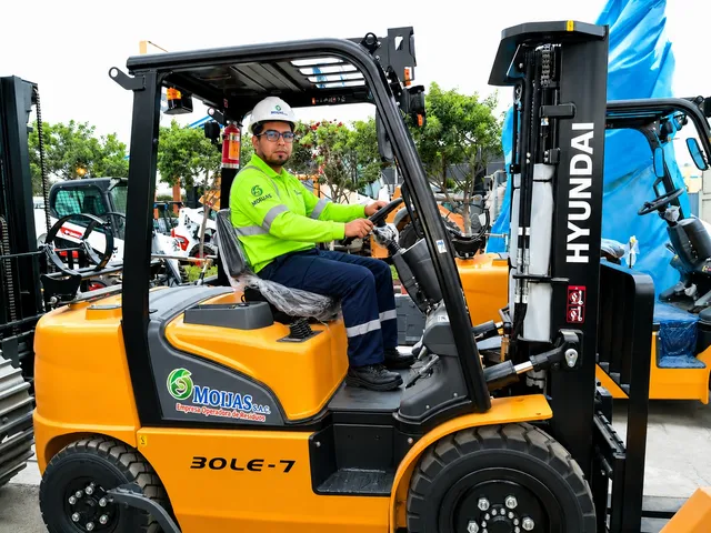 Equipo de Corporación Moijas S.A.C. operando un montacargas